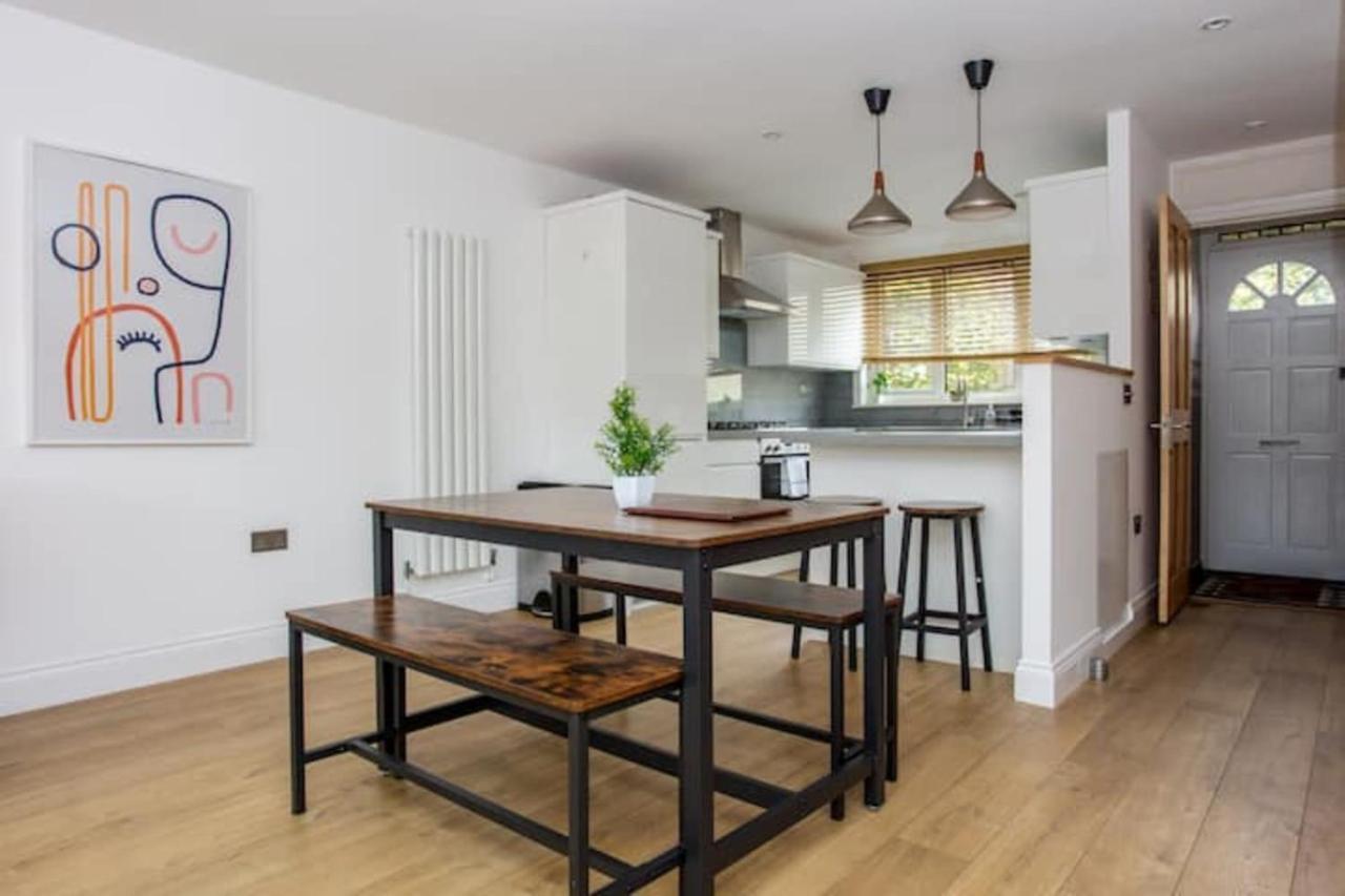 Appartamento Spacious 3 Bedroom With Large Balcony Londra