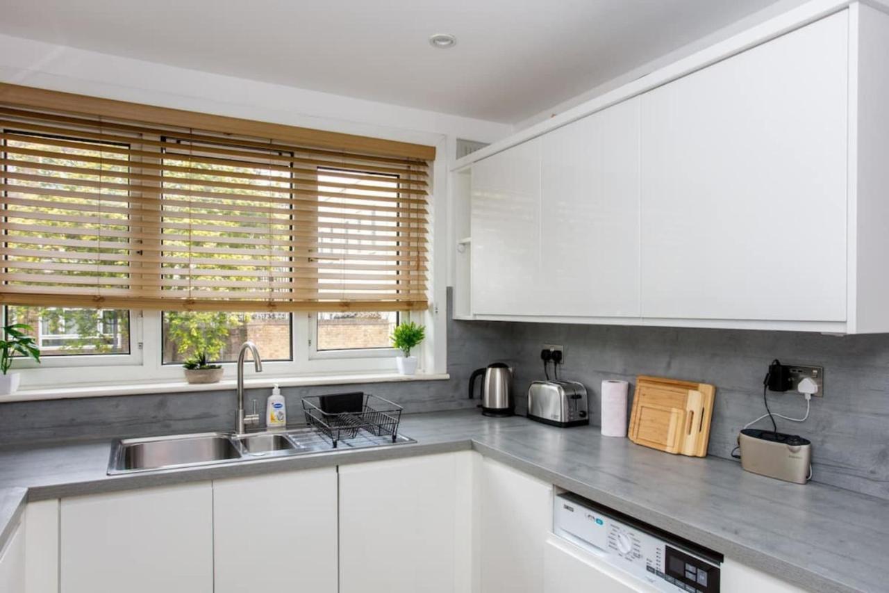 Appartamento Spacious 3 Bedroom With Large Balcony Londra